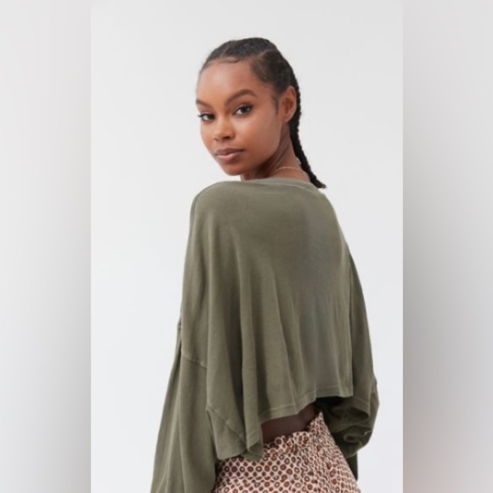 ❤️4 for $28 olive urban outfitters cropped long sleeve